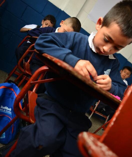 Especialistas resaltan que brindar herramientas socioemocionales a los docentes, como la inteligencia emocional y la comunicación no violenta, es vital para mejorar el bienestar estudiantil y la convivencia escolar. (Foto: MINEDUC / AUN)