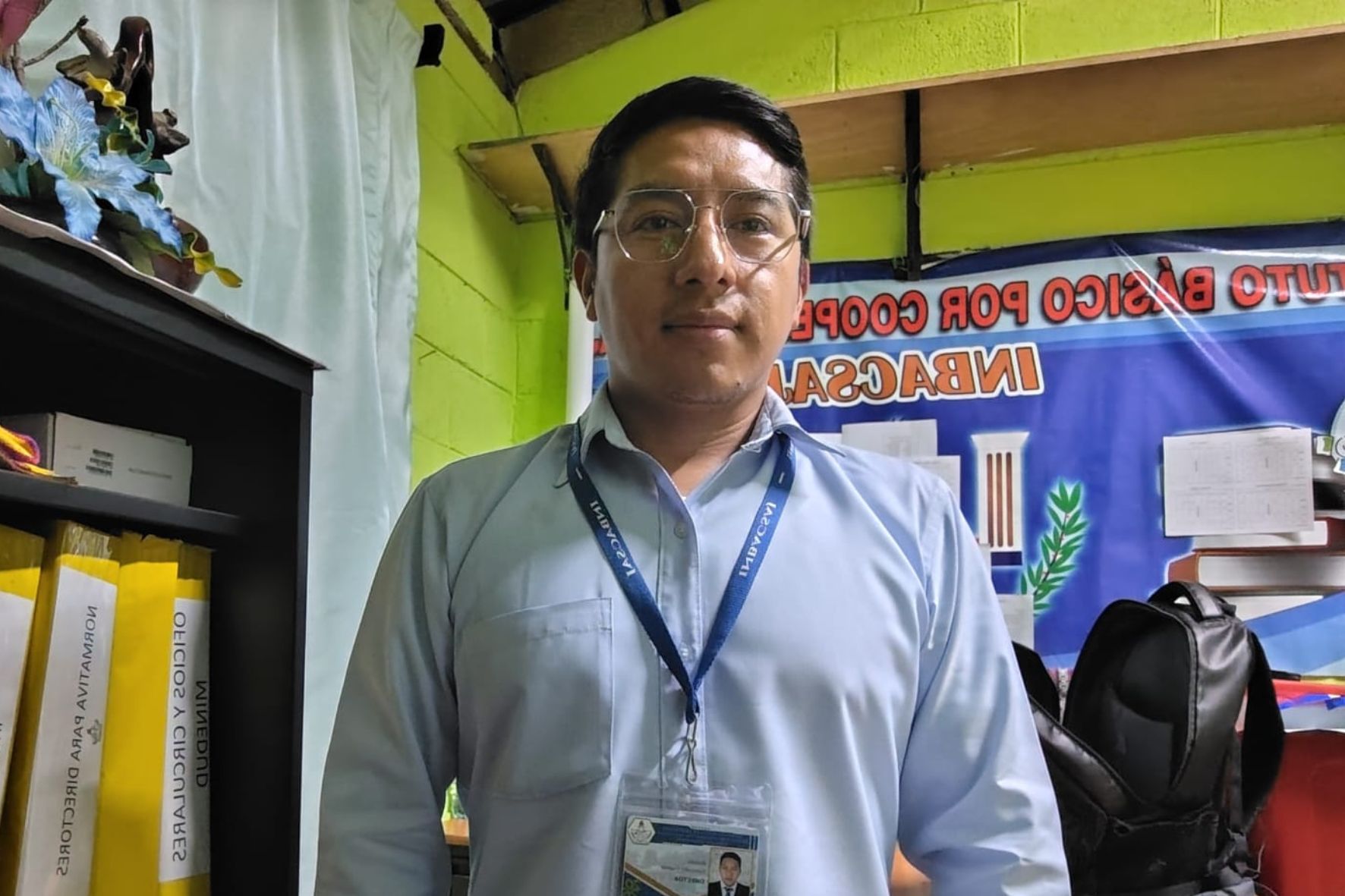 Erwin Haroldo González, experto en pedagogía señala que con técnicas como el semáforo y el autoconocimiento, se busca fortalecer la gestión emocional.  (Foto: Arelety Yoc / Soy502)