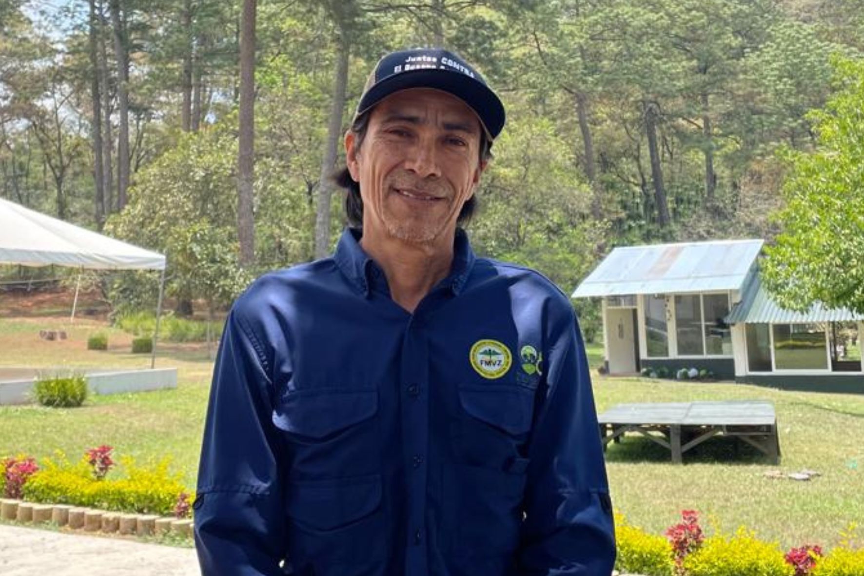 Noé Arias, técnico del Programa Nacional de Contención, Control y Erradicación del Gusano Barrenador del MAGA, explica los riesgos que representa esta plaga para las mascotas. (Foto: MAGA / AUN)