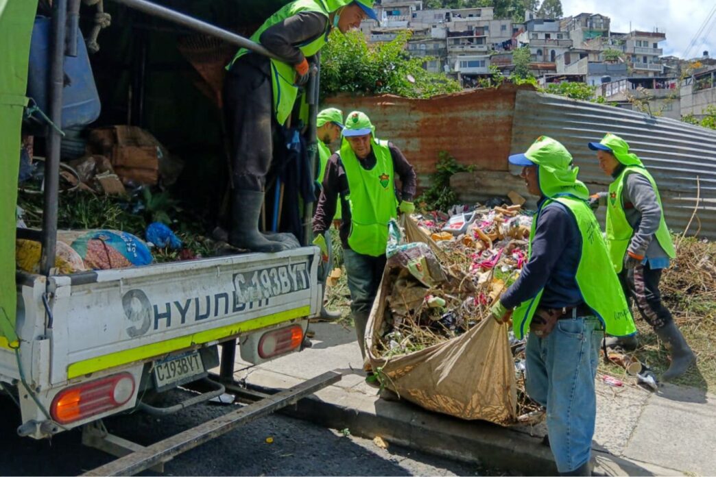 Jornadas de limpieza evidencian la magnitud del problema de los basureros clandestinos en la ciudad capital. (Foto: MuniGuate / AUN)