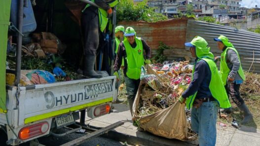 Jornadas de limpieza evidencian la magnitud del problema de los basureros clandestinos en la ciudad capital. (Foto: MuniGuate / AUN)