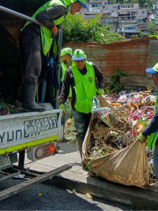 Jornadas de limpieza evidencian la magnitud del problema de los basureros clandestinos en la ciudad capital. (Foto: MuniGuate / AUN)