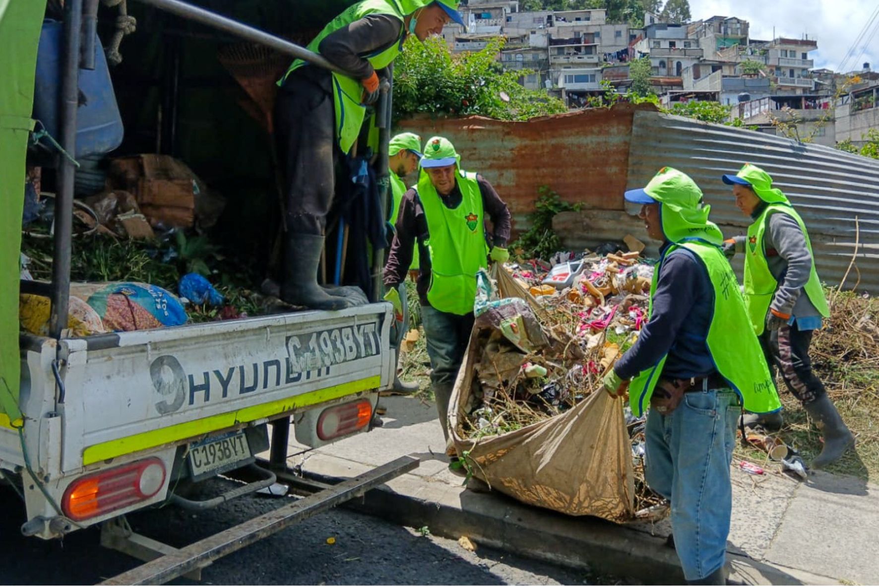 Jornadas de limpieza evidencian la magnitud del problema de los basureros clandestinos en la ciudad capital. (Foto: MuniGuate / AUN)