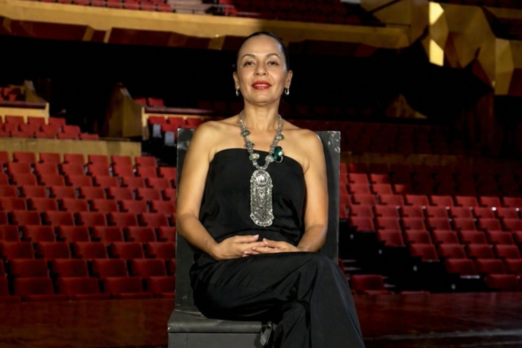 Ileana Flores, destaca que la danza es una herramienta clave para preservar la identidad cultural, pese a los desafíos que enfrentan los artistas en el país. (Foto: Lesly Morales / AUN)