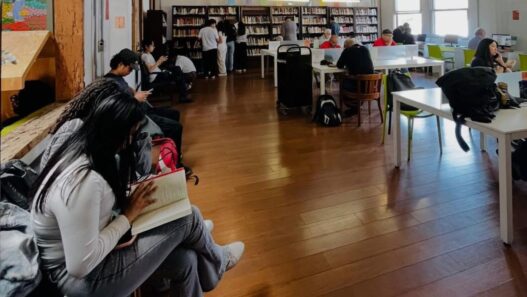 Usuarios consultan y comparten espacios de lectura en La Teca, donde la literatura y el aprendizaje fortalecen la construcción cultural. (Foto: La Teca / AUN)