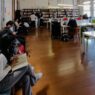 Usuarios consultan y comparten espacios de lectura en La Teca, donde la literatura y el aprendizaje fortalecen la construcción cultural. (Foto: La Teca / AUN)