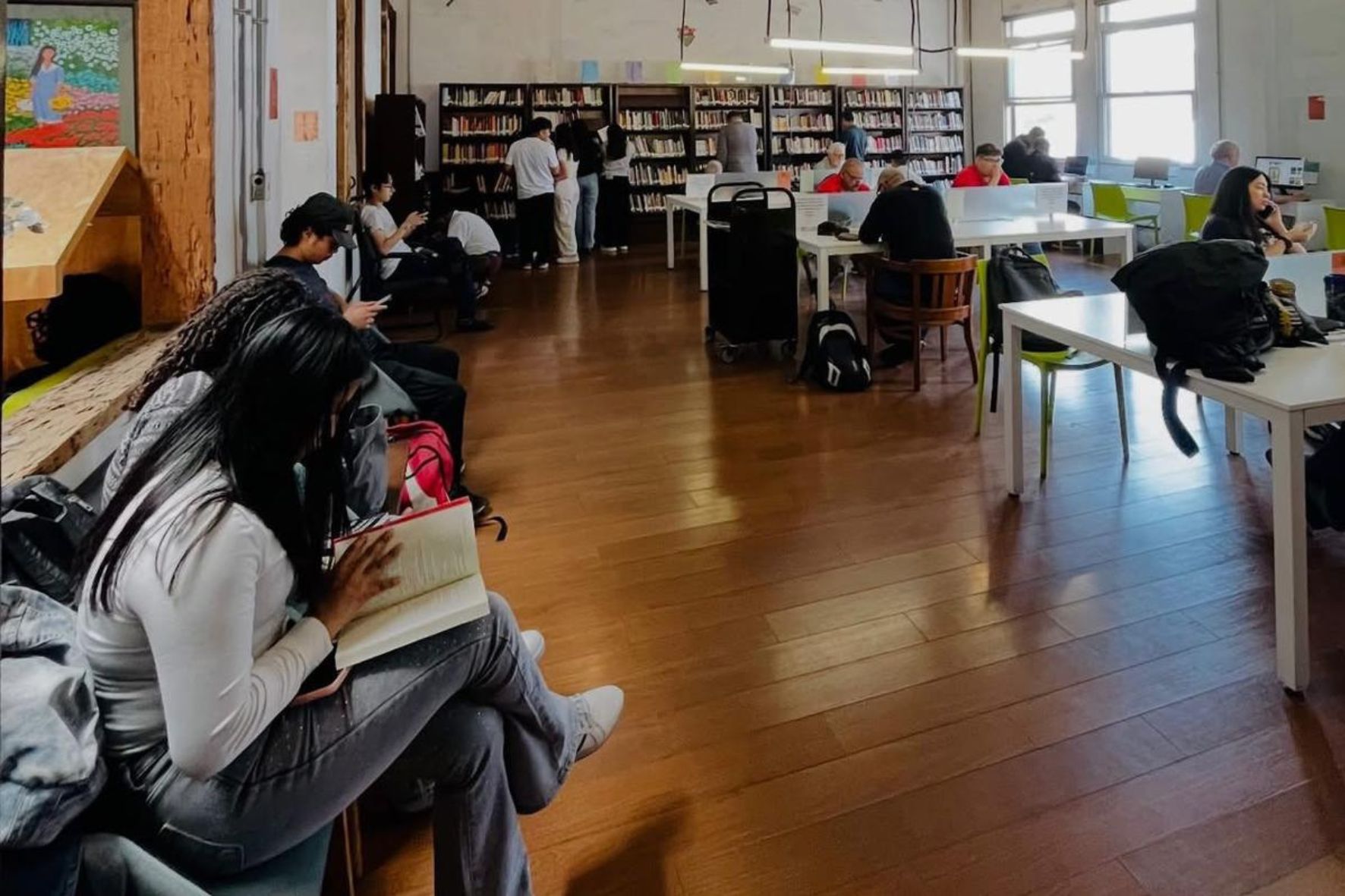 Usuarios consultan y comparten espacios de lectura en La Teca, donde la literatura y el aprendizaje fortalecen la construcción cultural. (Foto: La Teca / AUN)