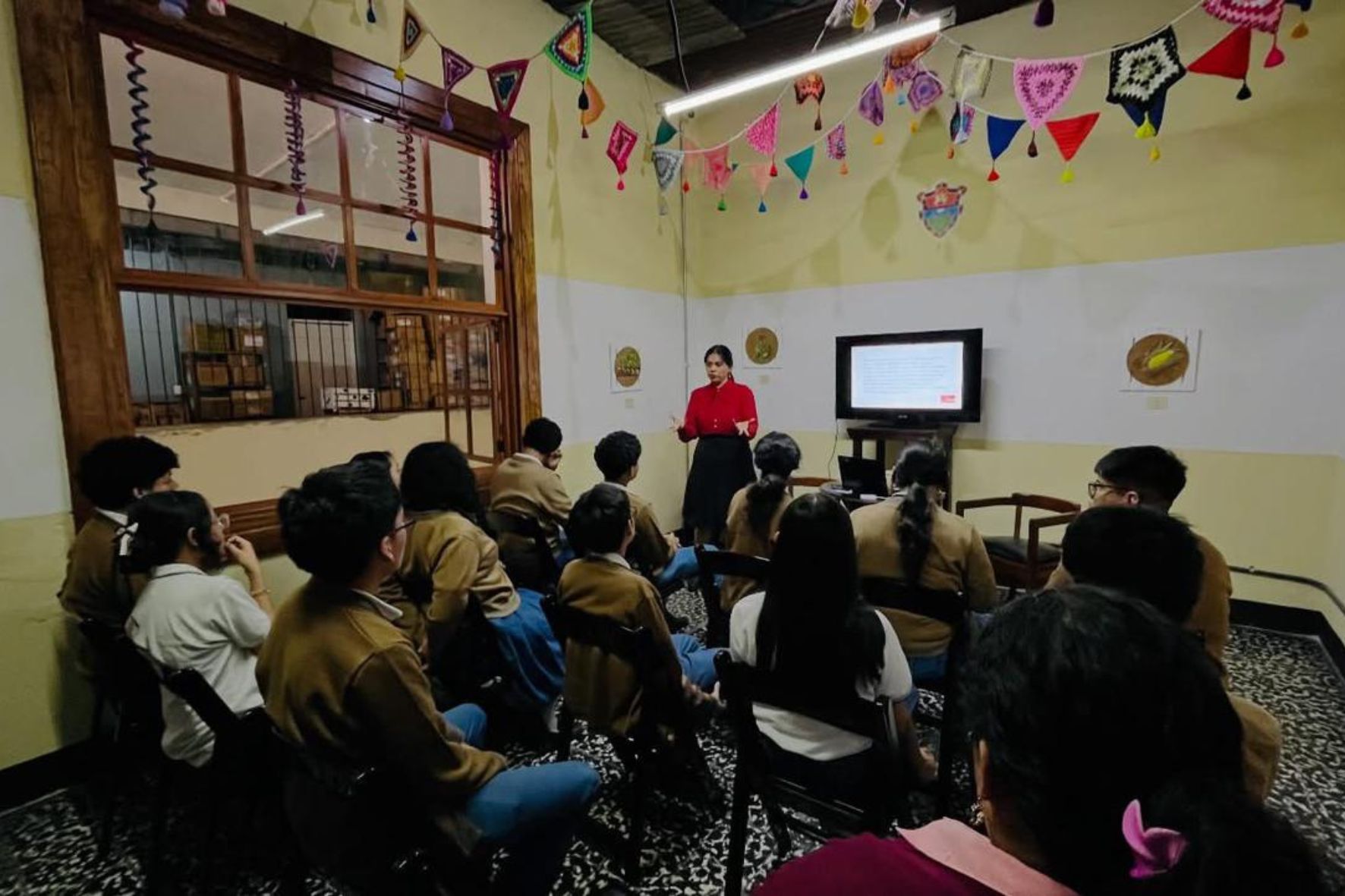 Talleres sobre escritura y cultura realizado en La Teca, espacio que promueve el intercambio de ideas y la formación de nuevos lectores. (Foto: La Teca / AUN)