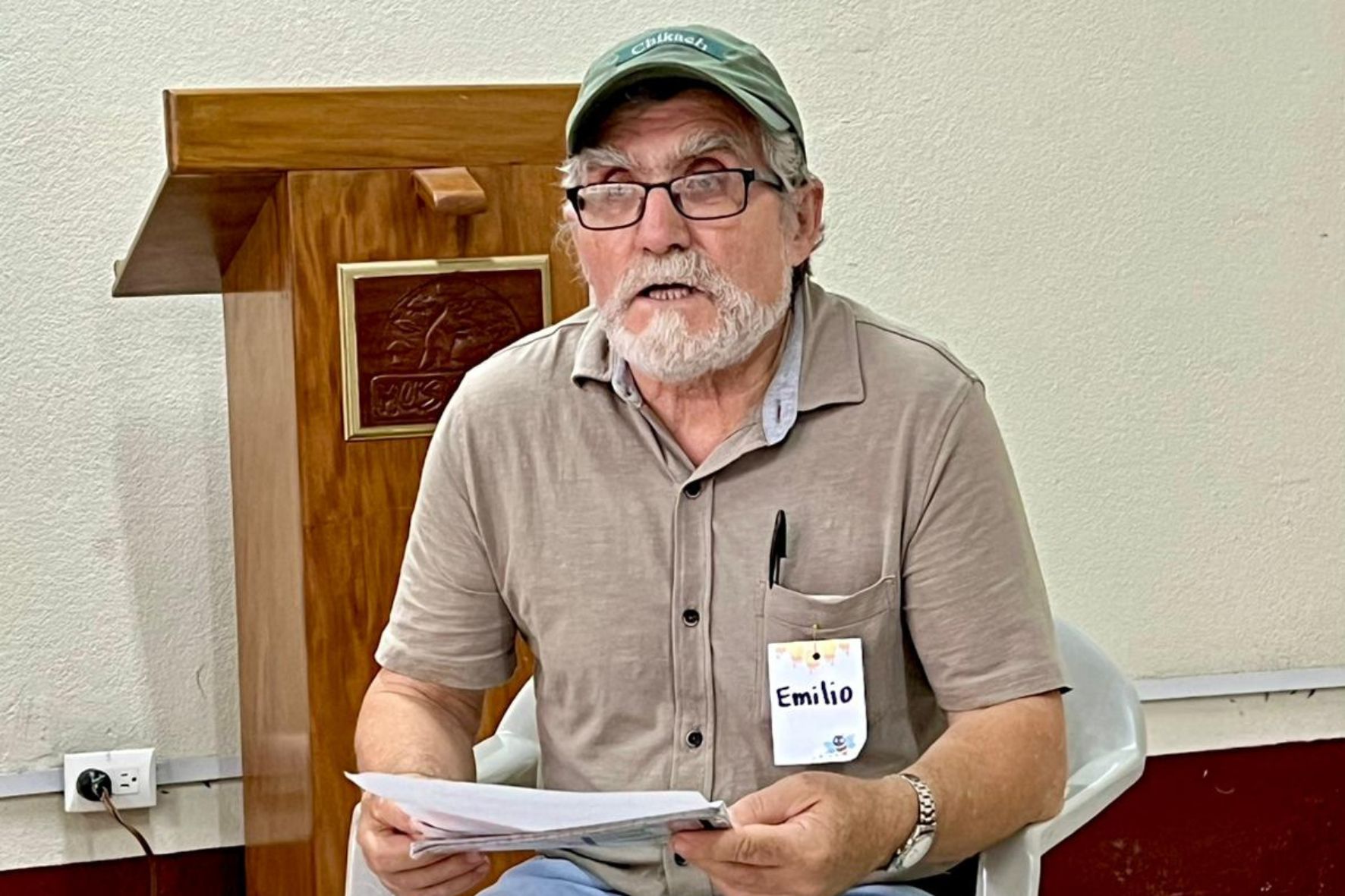 Emilio Manjón, meliponicultor, explicó que las abejas enfrentan riesgos críticos por el fenómeno de El Niño y el uso de pesticidas. (Foto: Kélita López / AUN)