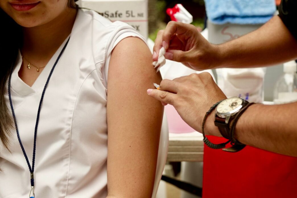 Ante la alerta roja por el brote de sarampión las autoridades desarrollan una estrategia de vacunación masiva. (Foto: MSPAS / AUN)