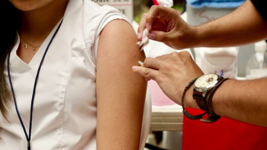 Ante la alerta roja por el brote de sarampión las autoridades desarrollan una estrategia de vacunación masiva. (Foto: MSPAS / AUN)