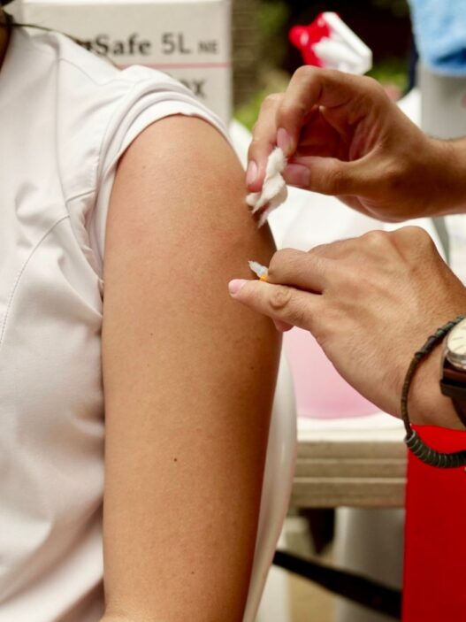 Ante la alerta roja por el brote de sarampión las autoridades desarrollan una estrategia de vacunación masiva. (Foto: MSPAS / AUN)