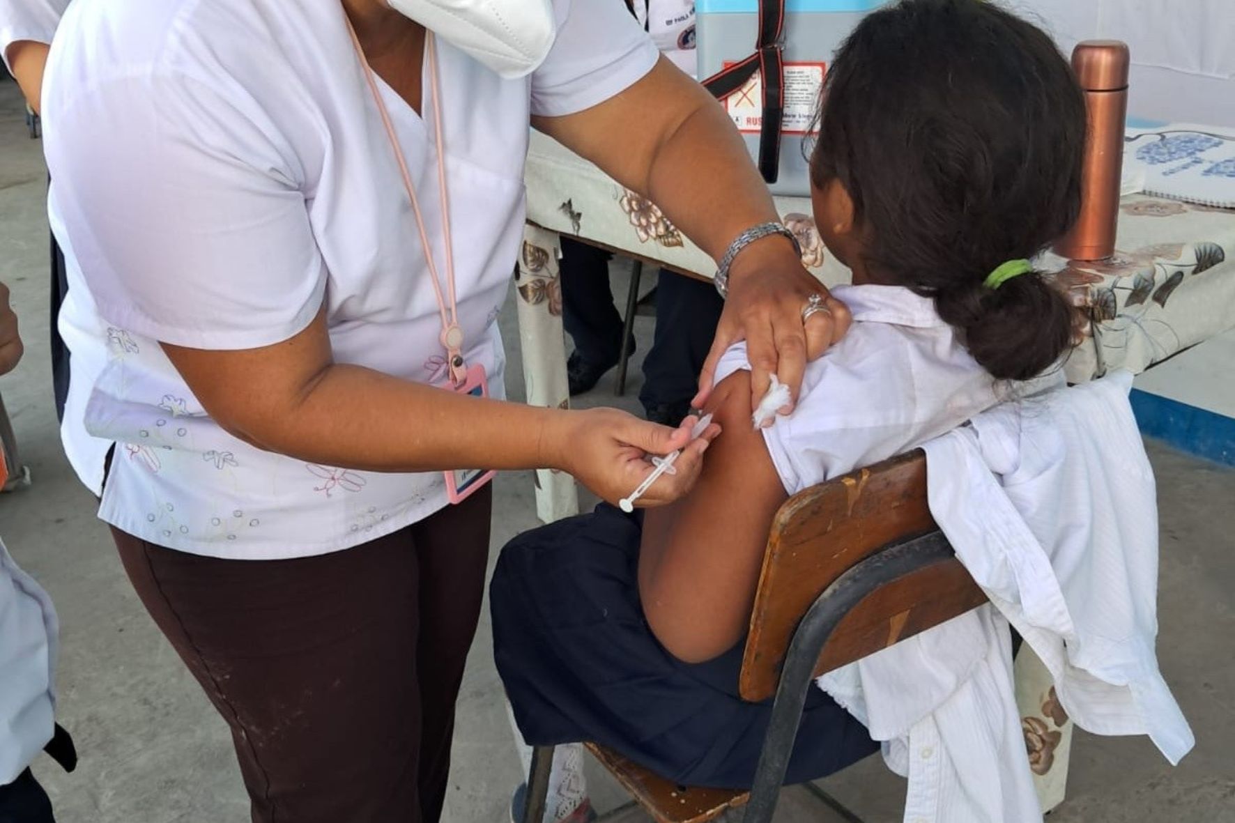 Las autoridades buscan frenar la transmisión del virus y alcanzar la inmunidad colectiva. (Foto: MSPAS / AUN)