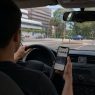 El uso del celular mientras se conduce continúa siendo una de las principales distracciones al volante y aumenta el riesgo de accidentes de tránsito. (Foto: Jordy Jiménez / AUN)