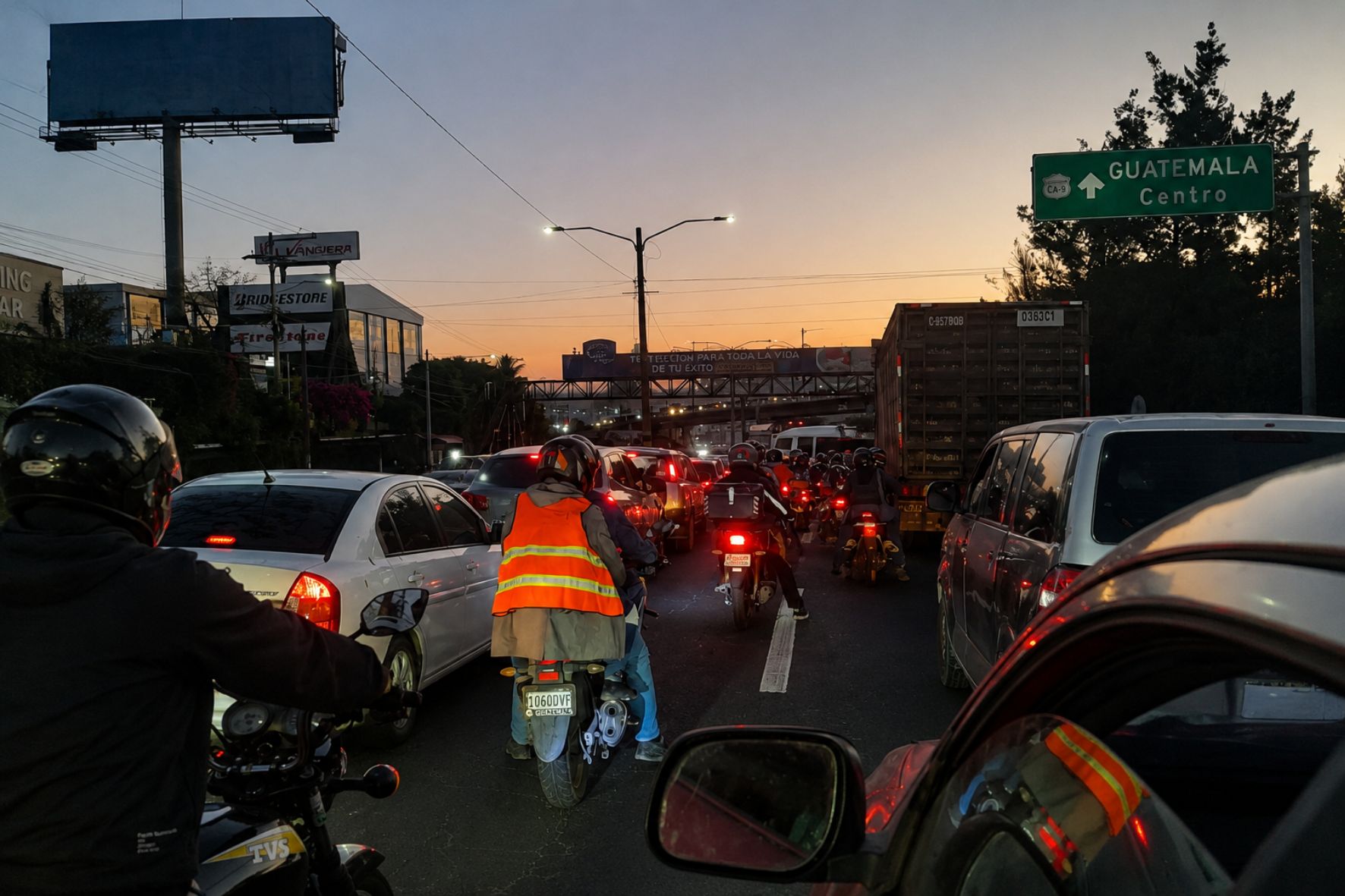 El congestionamiento vehicular y la conducción imprudente forman parte de los factores que incrementan los hechos de tránsito en Guatemala. (Foto: Tránsito PNC / AUN)