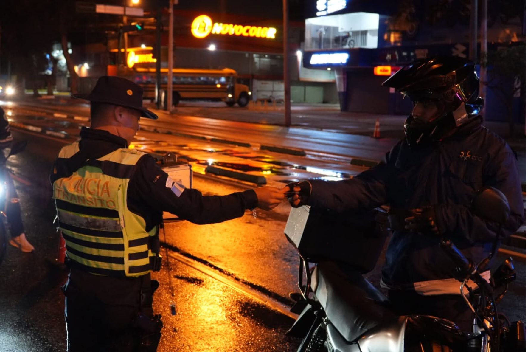 El Departamento de Transito de la Policía Nacional Civil, mantienen operativos y controles viales para prevenir conductas peligrosas en calles y carreteras. (Foto: Tránsito PNC / AUN)