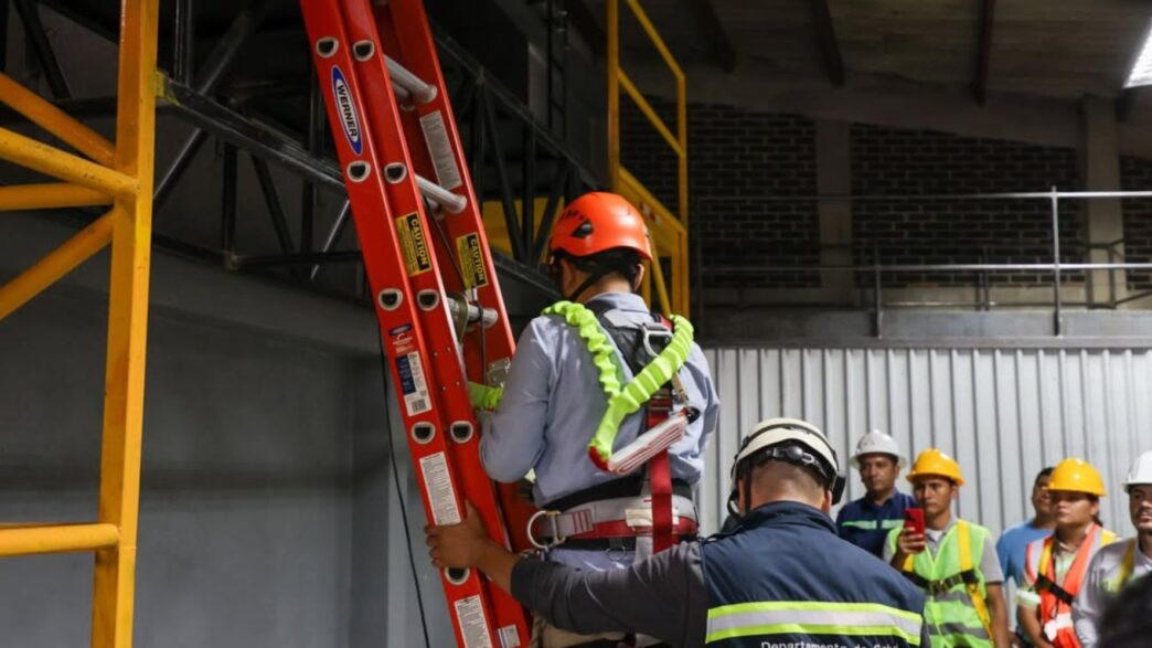 La revisión de equipo de trabajo es fundamental para prevenir accidentes. (Foto: MINTRAB / AUN)