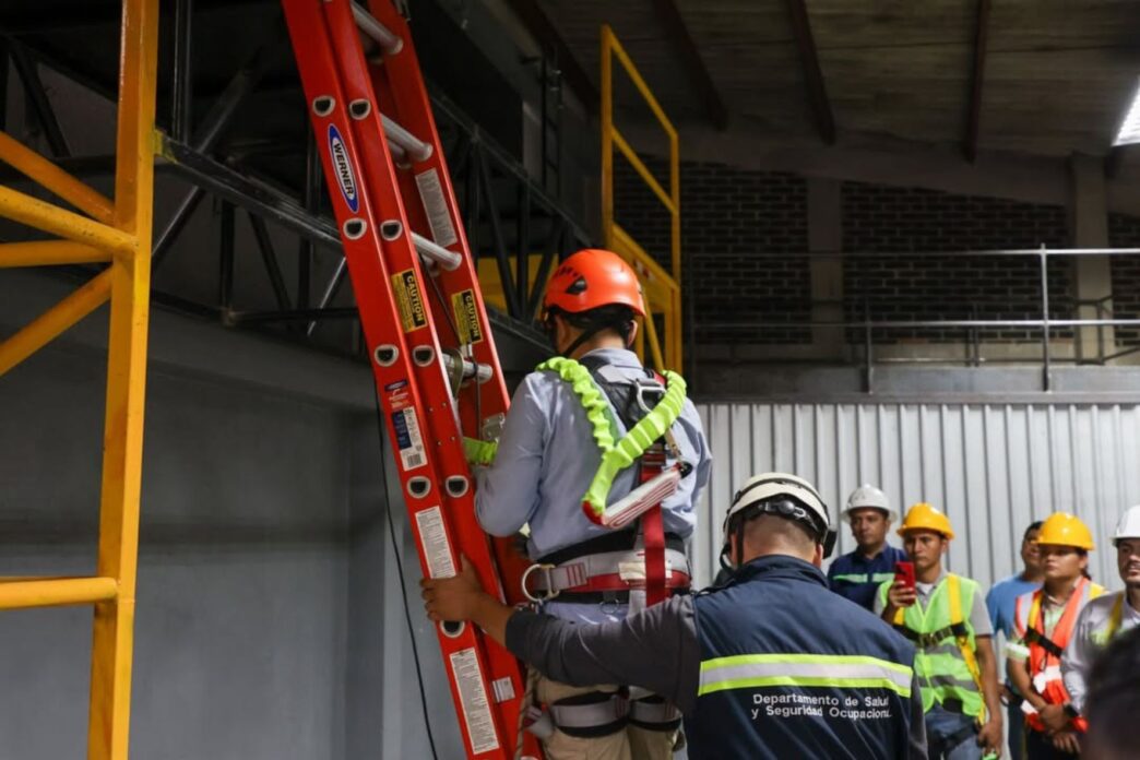 La revisión de equipo de trabajo es fundamental para prevenir accidentes. (Foto: MINTRAB / AUN)