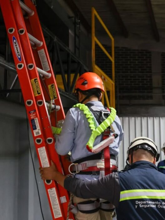 La revisión de equipo de trabajo es fundamental para prevenir accidentes. (Foto: MINTRAB / AUN)