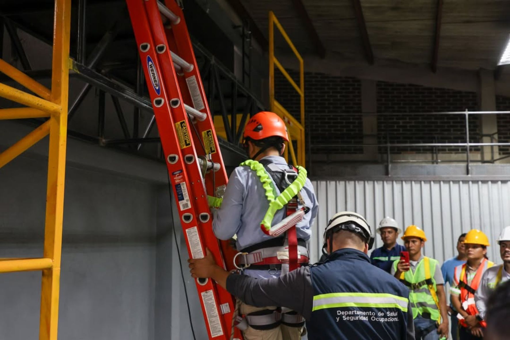 La revisión de equipo de trabajo es fundamental para prevenir accidentes. (Foto: MINTRAB / AUN)
