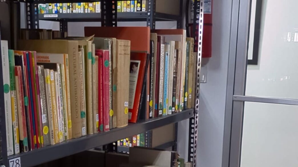 La Biblioteca Rivera Tyng, de la Fundación La Ruta Maya, resguarda más de 10 mil libros sobre arqueología e historia. (Foto: Diego Bermúdez / AUN)
