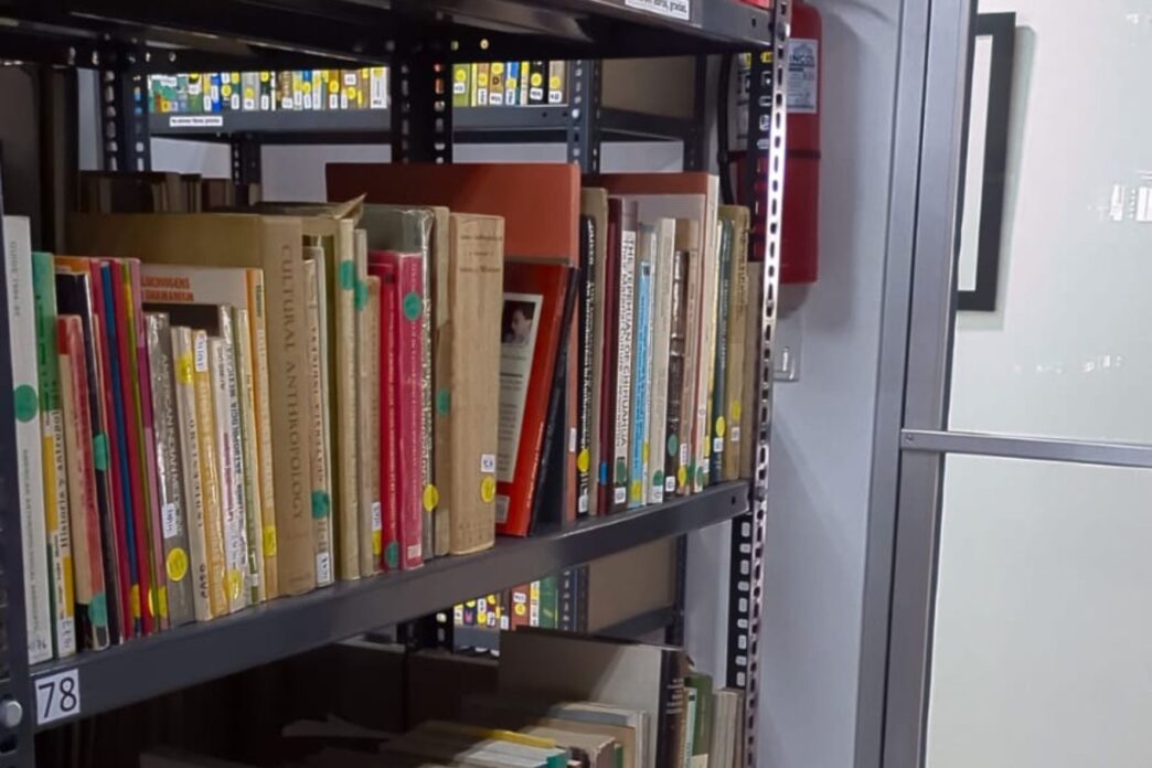 La Biblioteca Rivera Tyng, de la Fundación La Ruta Maya, resguarda más de 10 mil libros sobre arqueología e historia. (Foto: Diego Bermúdez / AUN)
