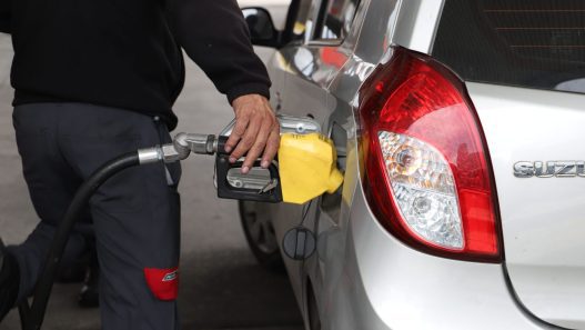Ante el intenso tráfico en Guatemala y el alza en los precios del combustible, muchos conductores buscan cómo ahorrar gasolina. (Foto MEM / AUN)