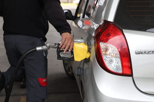 Ante el intenso tráfico en Guatemala y el alza en los precios del combustible, muchos conductores buscan cómo ahorrar gasolina. (Foto MEM / AUN)