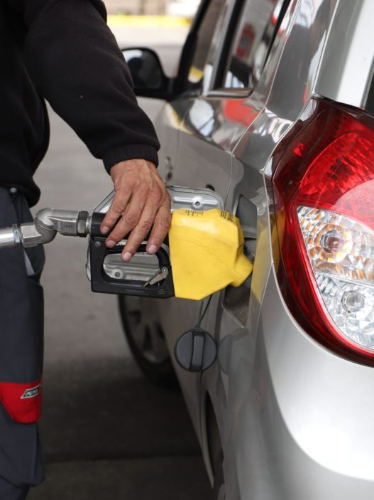 Ante el intenso tráfico en Guatemala y el alza en los precios del combustible, muchos conductores buscan cómo ahorrar gasolina. (Foto MEM / AUN)
