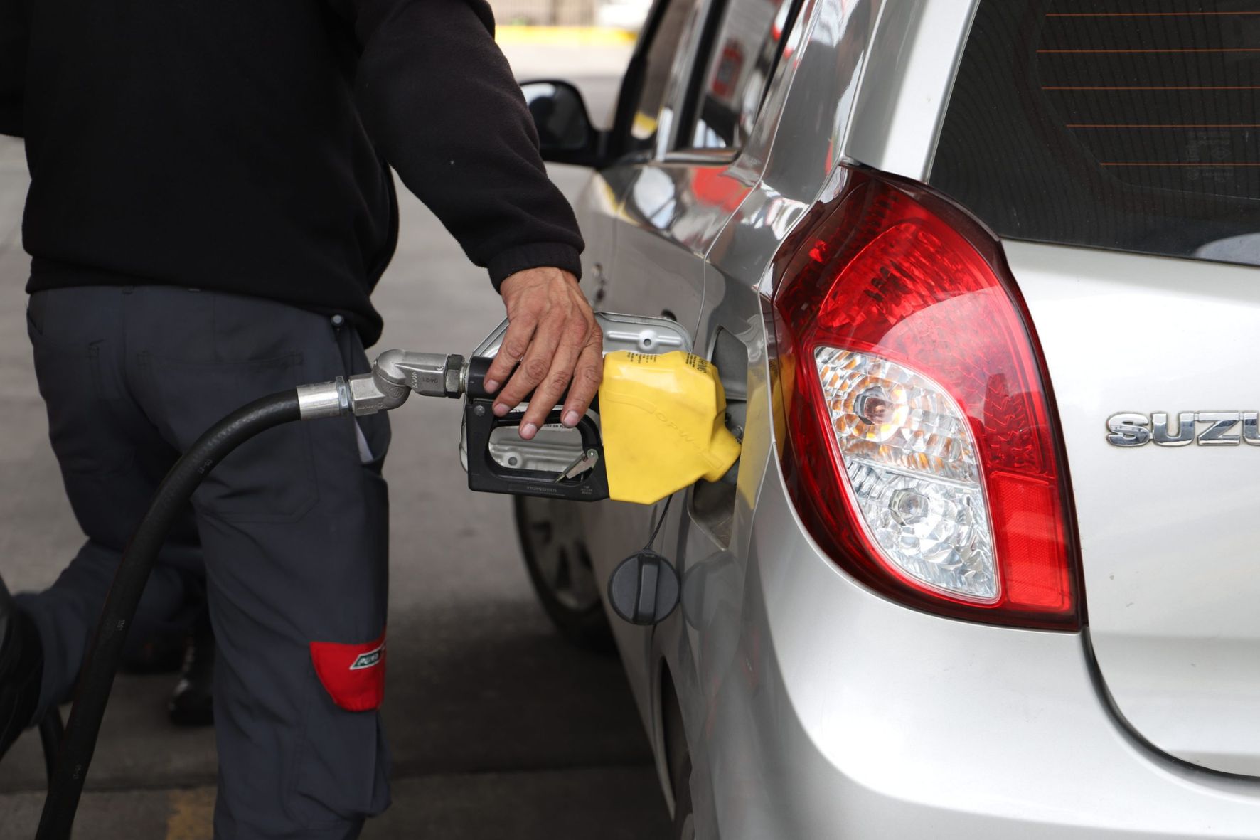 Ante el intenso tráfico en Guatemala y el alza en los precios del combustible, muchos conductores buscan cómo ahorrar gasolina. (Foto MEM / AUN)