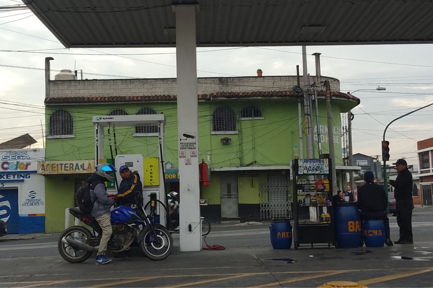 Los combustibles han registrado alza en sus precios desde hace meses, superando la barrera de los Q 40.00 por galón en momentos álgidos (Foto Henry Veliz / AUN)