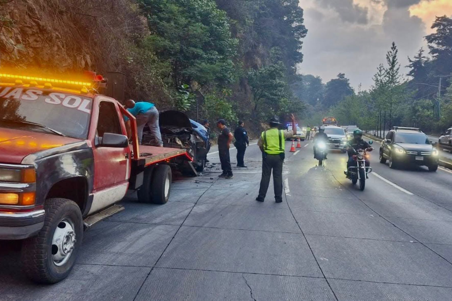 Provial reporta que los accidentes de tránsito en Guatemala aumentan cuando el pavimento está mojado en las carreteras. (Foto: PROVIAL / AUN)