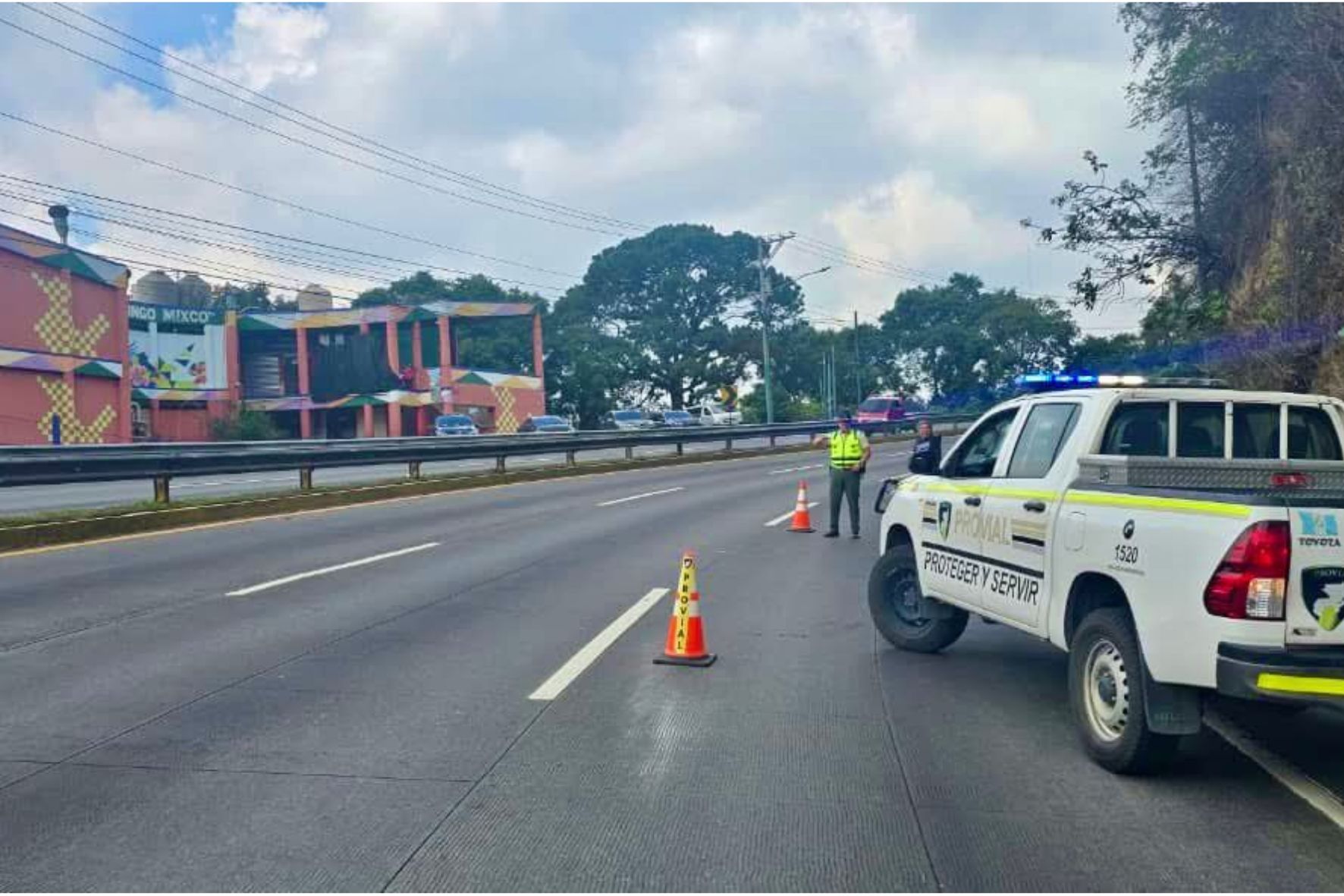 Expertos en seguridad vial comparten consejos esenciales para conducir bajo la lluvia, enfatizando la revisión del estado mecánico de los vehículos. (Foto: PROVIAL / AUN)