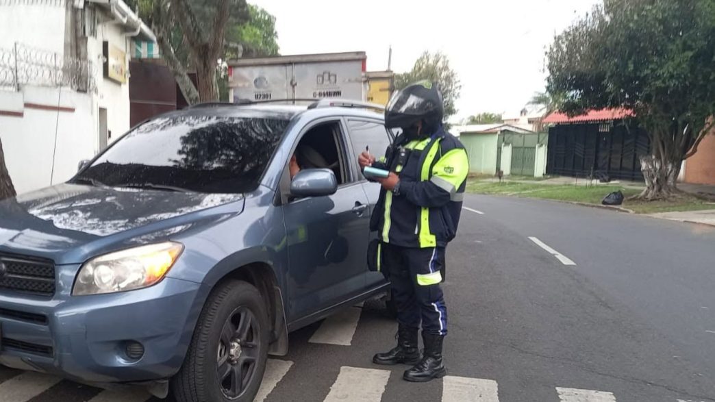 Las autoridades de tránsito en Guatemala advierten sobre el uso de placas falsas, clonadas o hechizas. (Foto: PMT Guatemala / AUN)