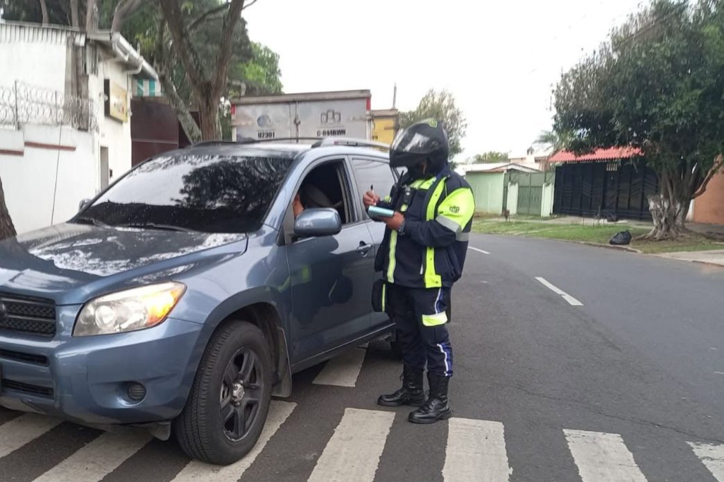 Las autoridades de tránsito en Guatemala advierten sobre el uso de placas falsas, clonadas o hechizas. (Foto: PMT Guatemala / AUN)