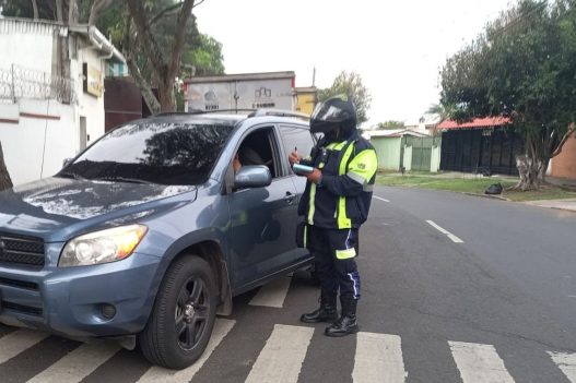 Las autoridades de tránsito en Guatemala advierten sobre el uso de placas falsas, clonadas o hechizas. (Foto: PMT Guatemala / AUN)