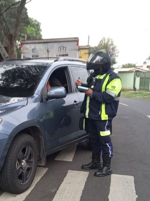 Las autoridades de tránsito en Guatemala advierten sobre el uso de placas falsas, clonadas o hechizas. (Foto: PMT Guatemala / AUN)
