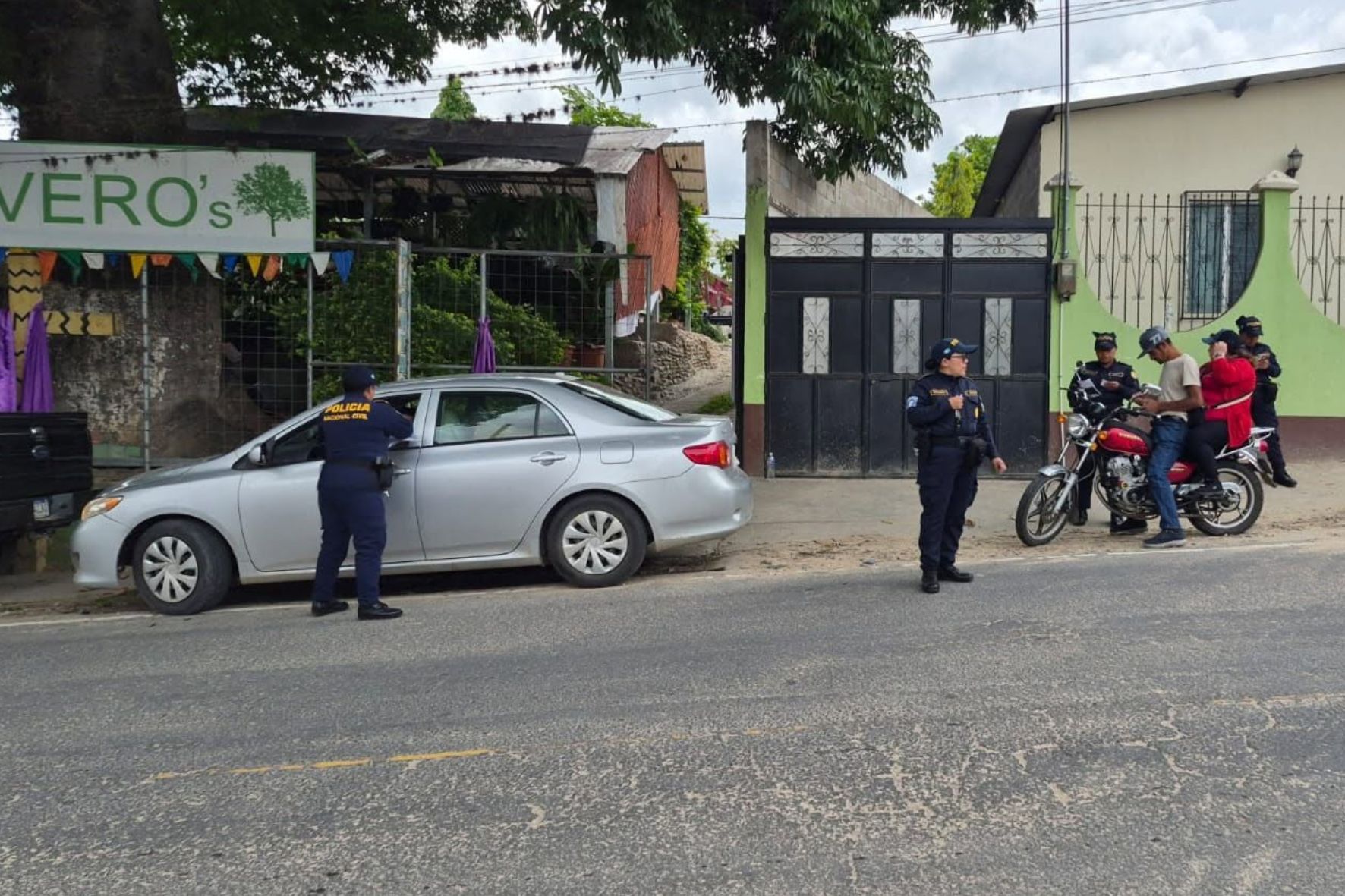 Circular sin placas originales emitidas por la SAT conlleva una multa de Q500 y posibles consecuencias penales de hasta tres años de prisión según el Código Penal. (Foto: PNC / AUN) 