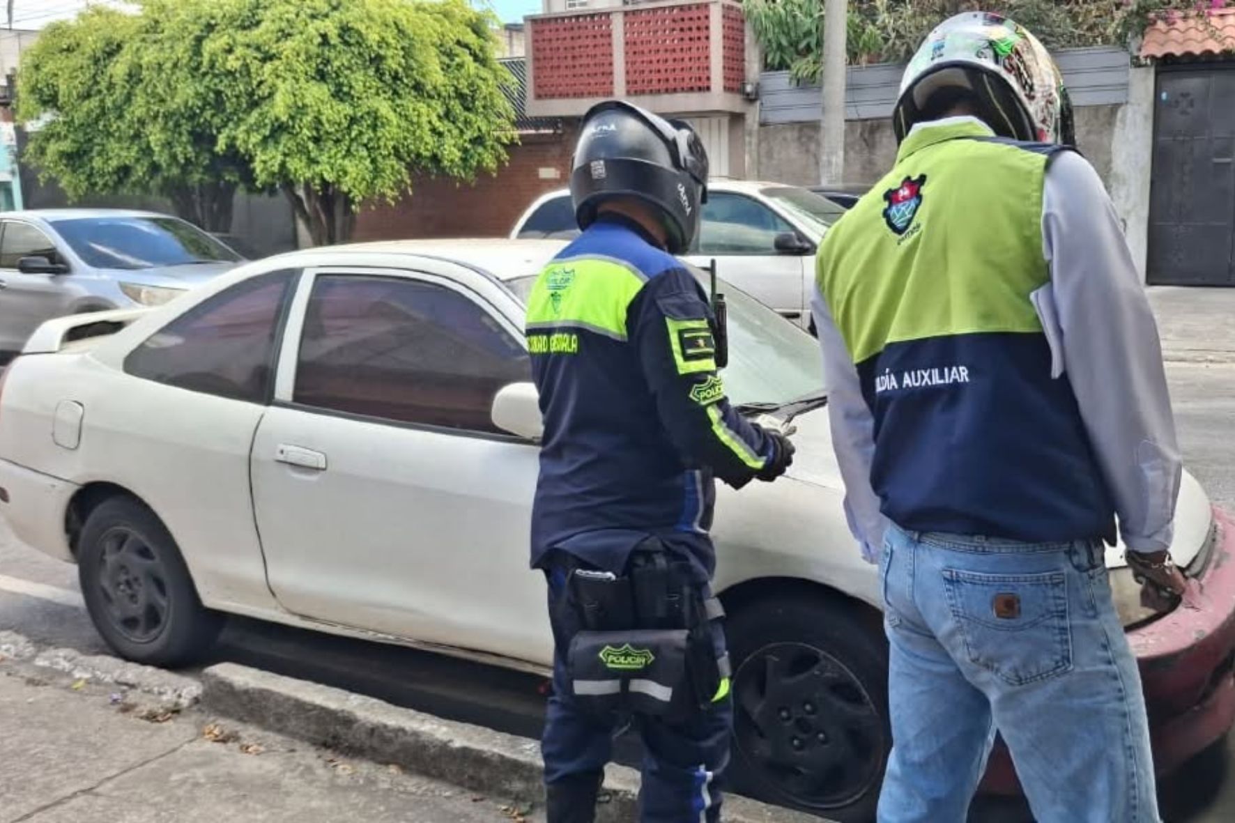 La PMT y PNC mantienen operativos para verificar la identificación vehicular y garantizar la seguridad vial. (Foto: PMT Guatemala / AUN)
