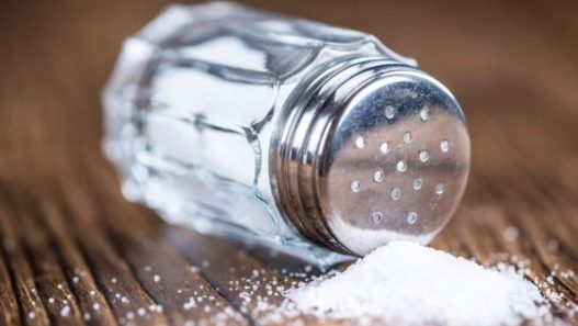 Pequeños cambios en los hábitos alimentarios pueden contribuir a reducir factores de riesgo asociados a la hipertensión arterial. (Foto: IGSS / AUN)