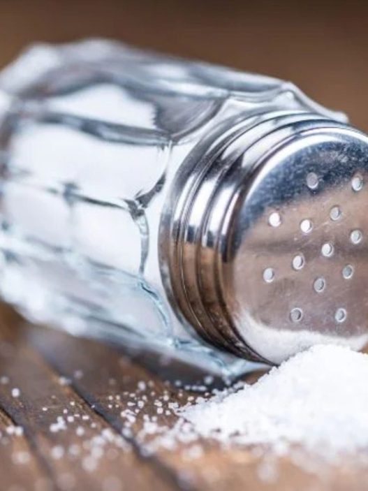 Pequeños cambios en los hábitos alimentarios pueden contribuir a reducir factores de riesgo asociados a la hipertensión arterial. (Foto: IGSS / AUN)