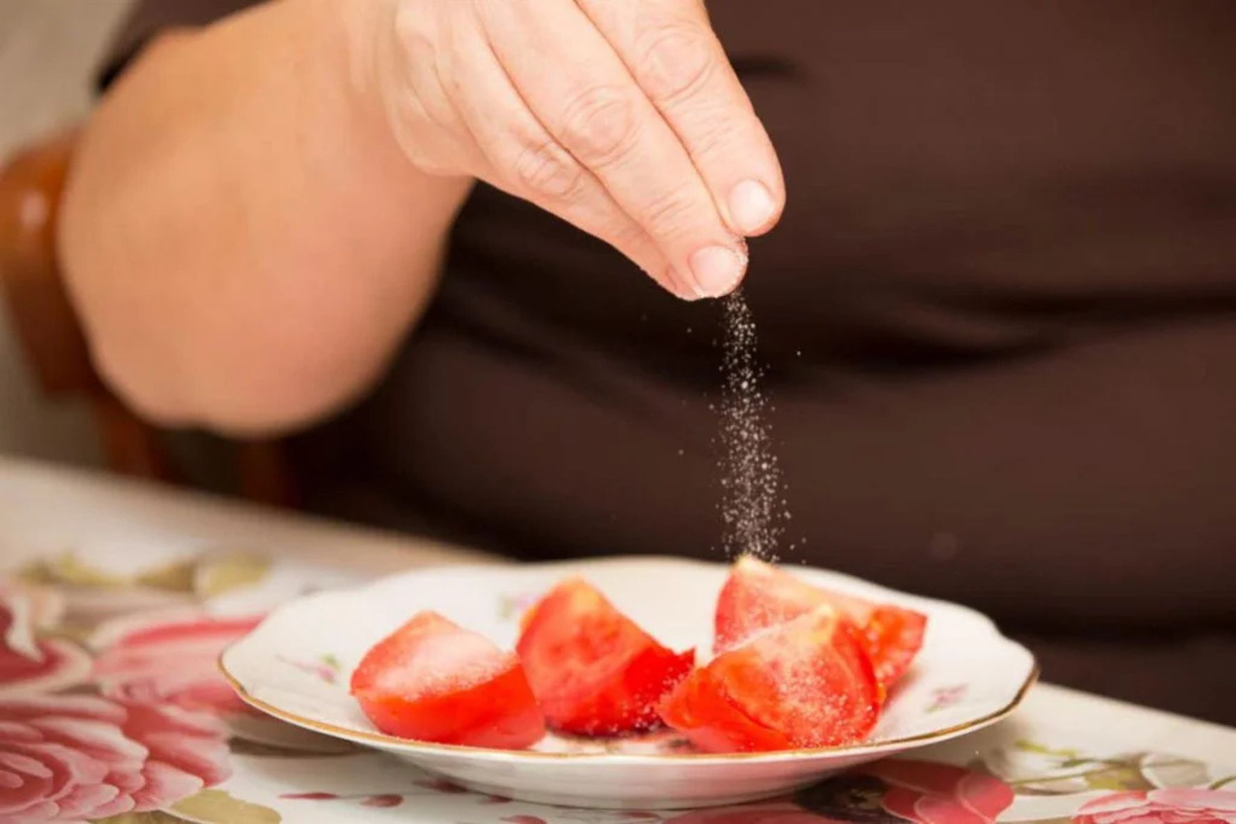 Reducir gradualmente la cantidad de sal en las comidas puede contribuir a mejorar la salud cardiovascular y prevenir enfermedades crónicas. (Foto: IGSS / AUN)
