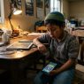 El uso de dispositivos como niñera digital impacta severamente la salud mental infantil, generando aislamiento y vulnerabilidad ante amenazas en redes sociales. (Foto: GEMINI / AUN)