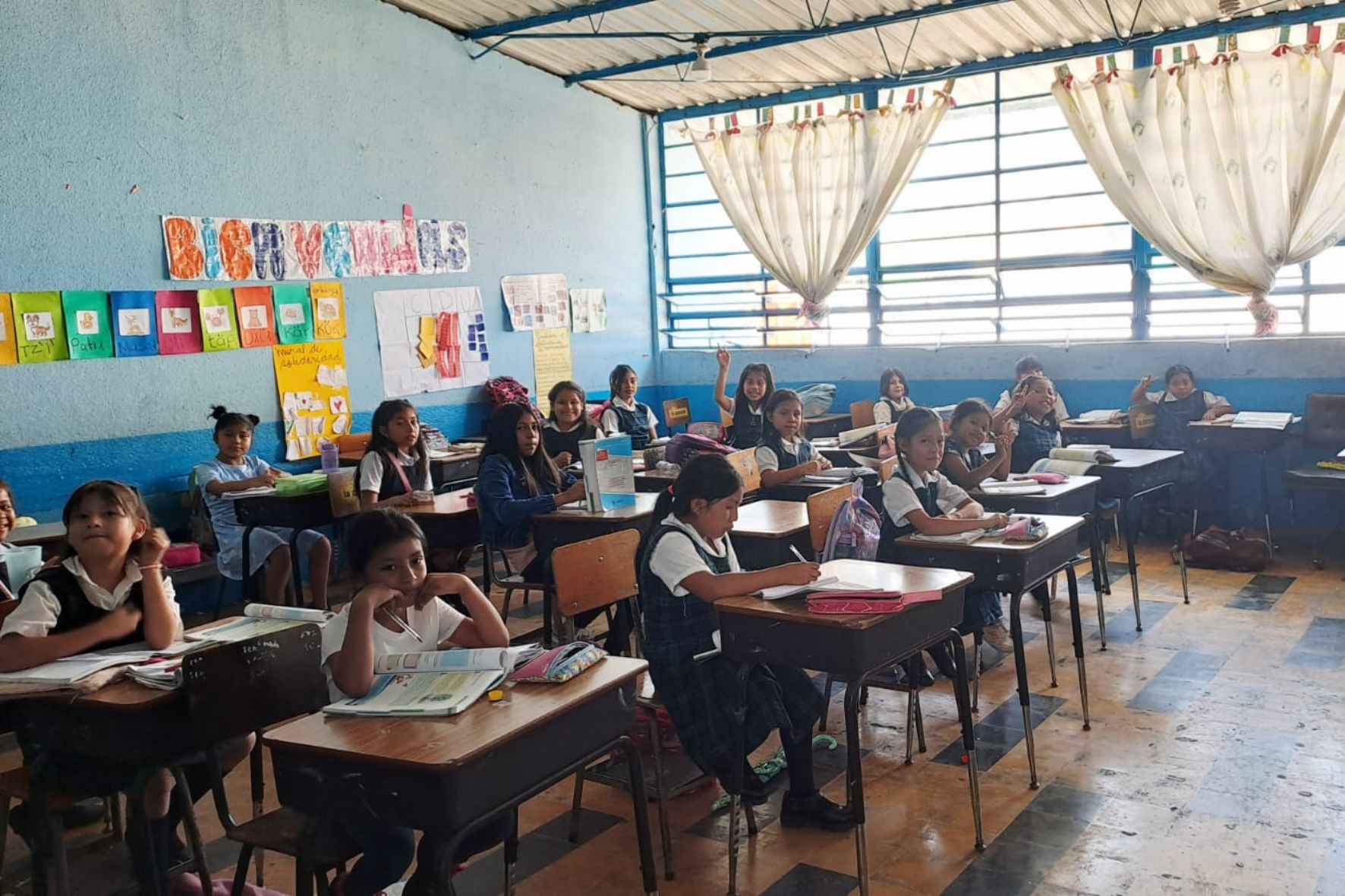 Ante el aumento del tiempo frente a pantallas y los riesgos de retos virales en escuelas de Guatemala, especialistas advierten sobre la falta de supervisión parental. (Foto: Scarlet Solis/ AUN)