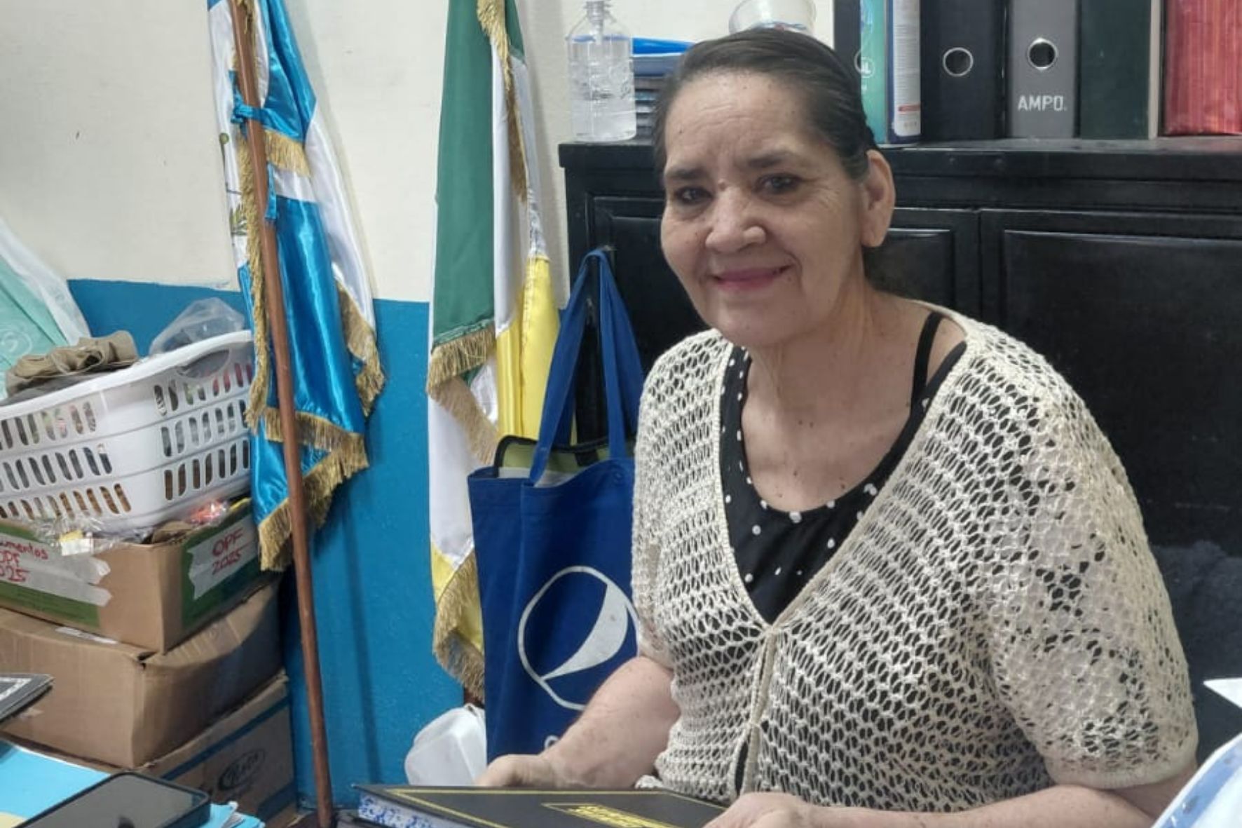 La educadora Alba Dolores Nájera, explica que ha detectado que muchos menores consumen material digital inadecuado para su edad. (Foto: Scarlet Solis/ AUN)
