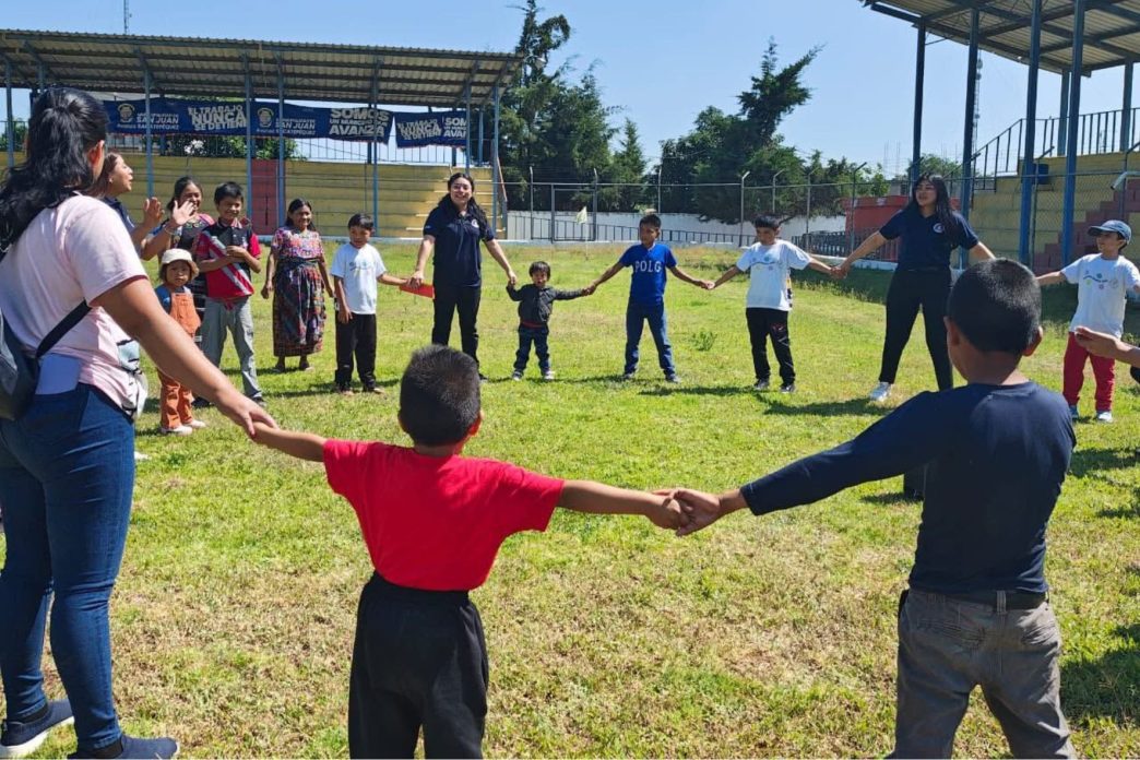 Niños participan en actividades de estimulación temprana que fomentan su desarrollo cognitivo, motor y emocional, preparándolos para un aprendizaje integral. (Foto: ASOIS / AUN)