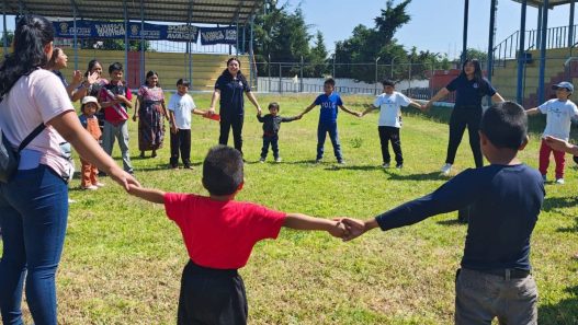 Niños participan en actividades de estimulación temprana que fomentan su desarrollo cognitivo, motor y emocional, preparándolos para un aprendizaje integral. (Foto: ASOIS / AUN)