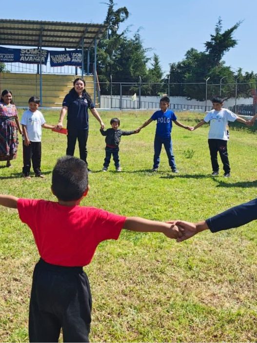 Niños participan en actividades de estimulación temprana que fomentan su desarrollo cognitivo, motor y emocional, preparándolos para un aprendizaje integral. (Foto: ASOIS / AUN)
