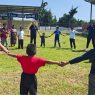 Niños participan en actividades de estimulación temprana que fomentan su desarrollo cognitivo, motor y emocional, preparándolos para un aprendizaje integral. (Foto: ASOIS / AUN)
