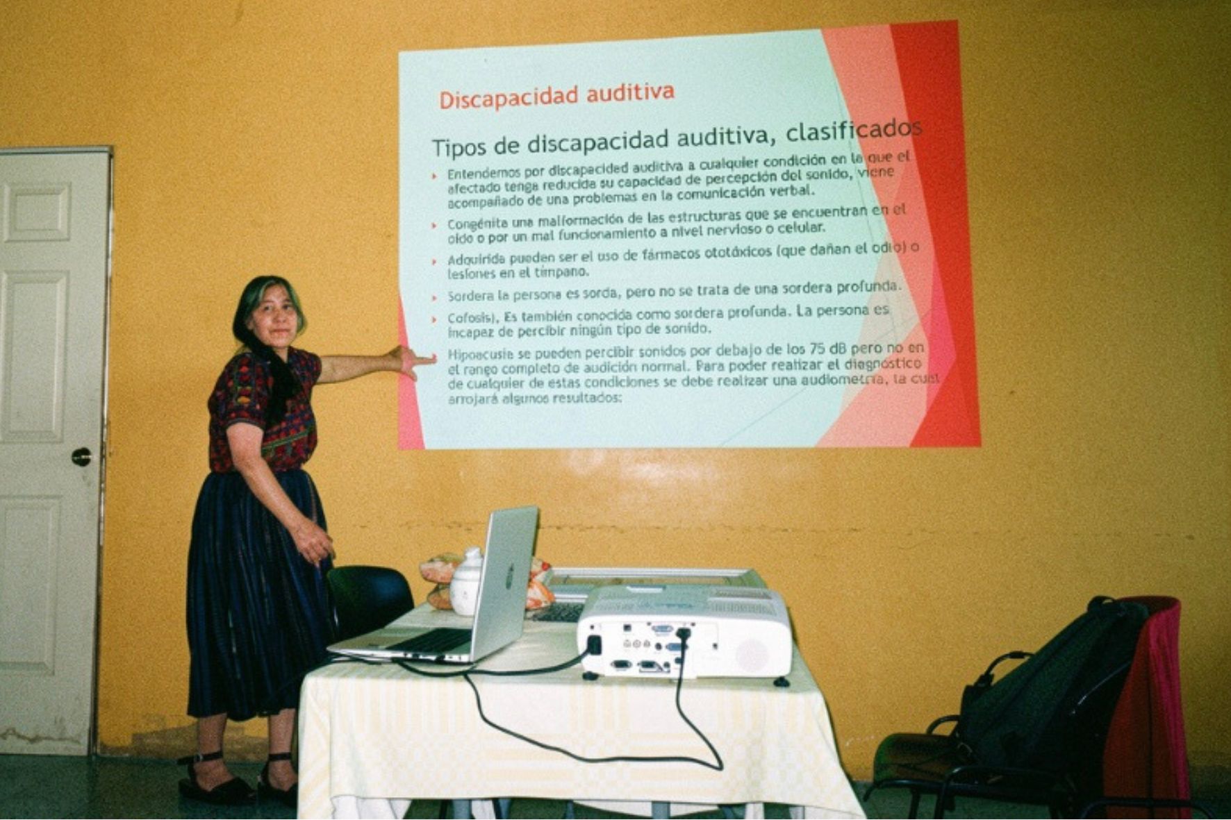 Rojas comparte estrategias y herramientas esenciales para el apoyo en el desarrollo de niños con capacidades diferentes y la estimulación temprana en cada uno de ellos. (Foto: Arlety Yoc / AUN)